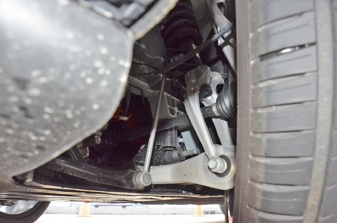 小鹏G6采用纯铝前双叉臂+后五连杆悬架,并配有前后横向稳定杆