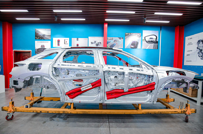 “从故宫到凡尔赛宫”成都站暨神龙汽车32周年庆召开