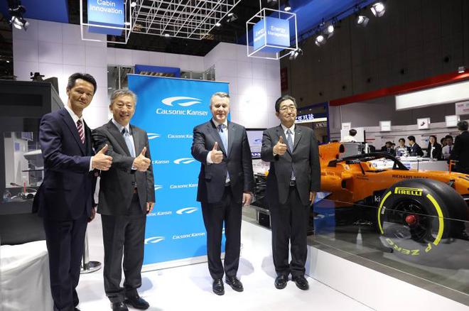 CEO与中国康奈可领导在F1旁合影