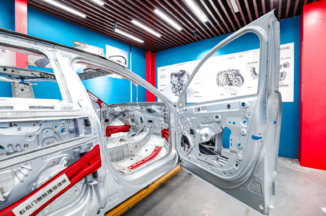 “从故宫到凡尔赛宫”成都站暨神龙汽车32周年庆召开