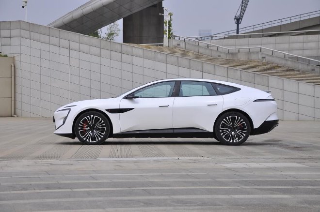 阿维塔12双动力上市 售价26.99万-42.99万元