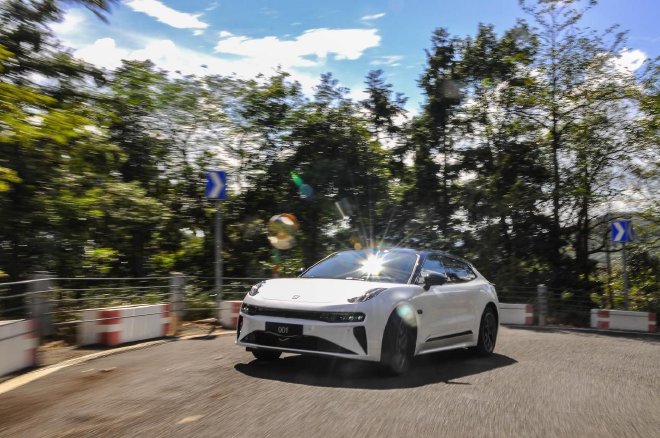 焕新极氪001上市 权益后限时售价25.98万元起