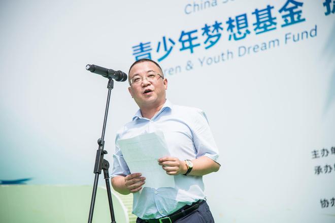 6-成都青羊区教育局副局长徐琨先生高度重视捷豹校园足球项目