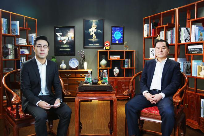 新浪汽车总编辑闫小欧（左）东风悦达起亚总经理陈炳振（右）