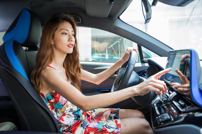 为了广汽丰田C-HR放弃豪华品牌,女神选车都是怎么想的?