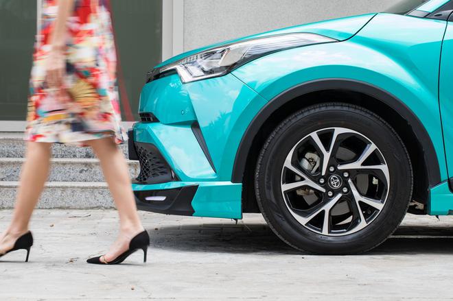 为了广汽丰田C-HR放弃豪华品牌,女神选车都是怎么想的?