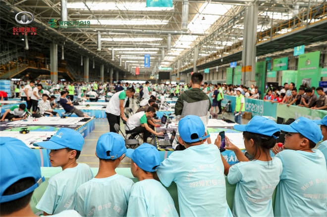 三道河村孩子们观看2019世界机器人大赛总决赛