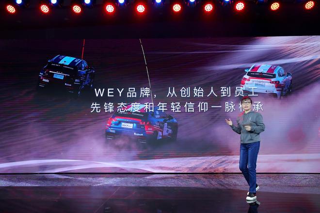 长城汽车股份有限公司副总裁兼WEY品牌营销总经理柳燕发表主题演讲