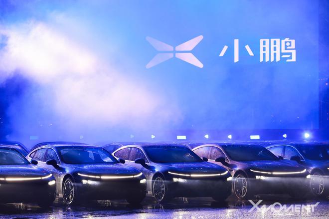 舞台上创造吉尼斯世界纪录的200台小鹏P7均来自车主