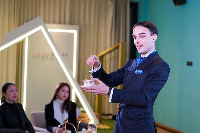 WEDGWOOD品牌礼仪大使陆纪尧精心讲解下午茶知识