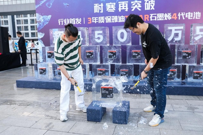 现场邀请媒体敲碎冰块,共同见证耐寒测试