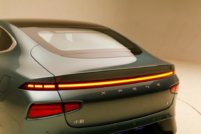 全面进化的智能纯电轿跑 实拍小鹏P7i