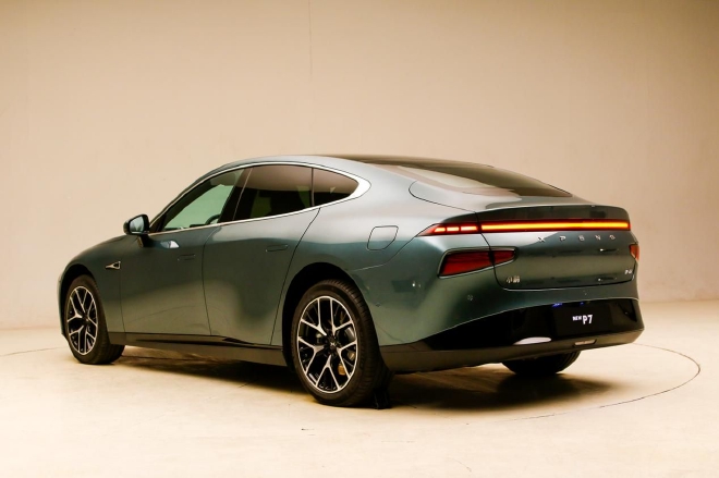 全面进化的智能纯电轿跑 实拍小鹏P7i