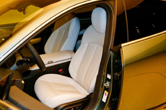 全面进化的智能纯电轿跑 实拍小鹏P7i