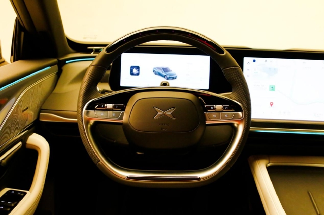 全面进化的智能纯电轿跑 实拍小鹏P7i