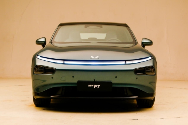 全面进化的智能纯电轿跑 实拍小鹏P7i