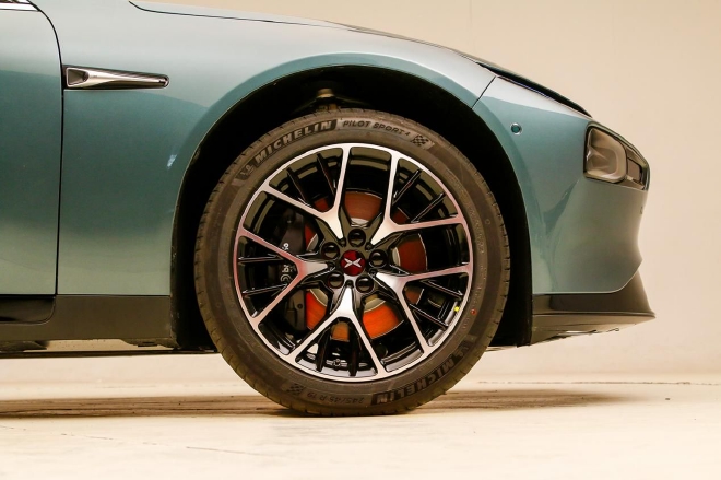 全面进化的智能纯电轿跑 实拍小鹏P7i