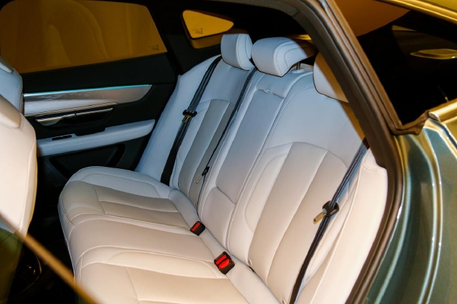 全面进化的智能纯电轿跑 实拍小鹏P7i