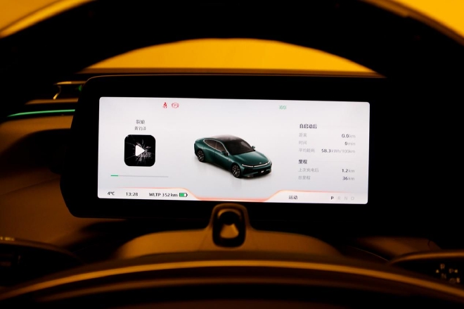 全面进化的智能纯电轿跑 实拍小鹏P7i