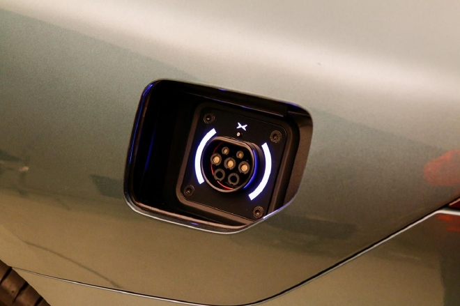 全面进化的智能纯电轿跑 实拍小鹏P7i