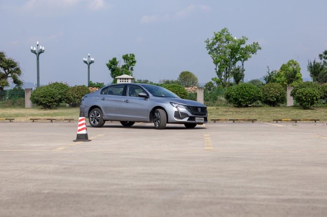 “从故宫到凡尔赛宫”成都站暨神龙汽车32周年庆召开