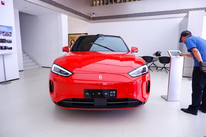 “鲜衣怒马”不为过 AITO问界新M5到店实拍