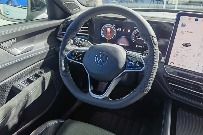 年轻气场全开,实拍上汽大众帕萨特Pro