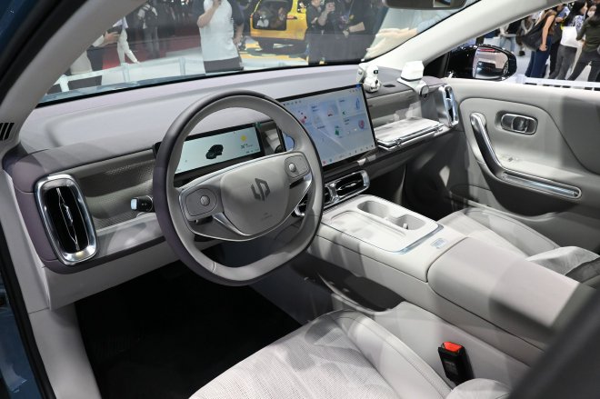 2025上海车展:零跑B01亮相