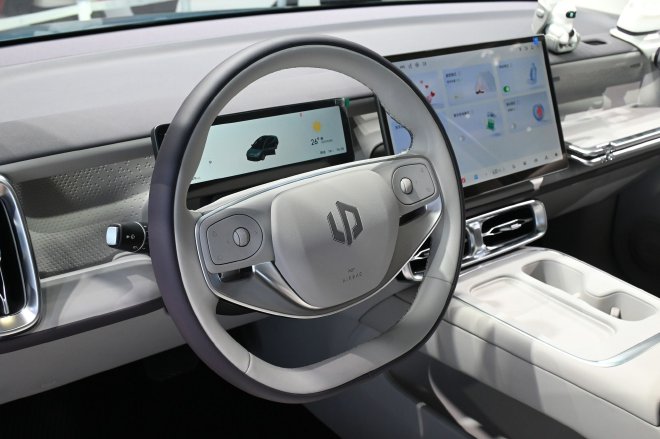 2025上海车展:零跑B01亮相