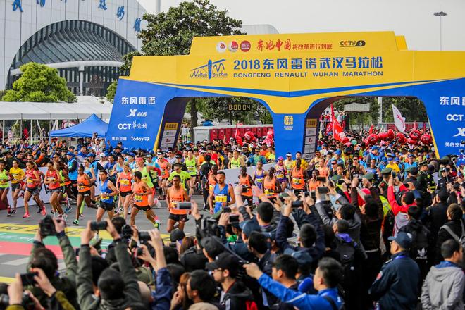 江城战汉马 2018东风雷诺武汉马拉松开跑