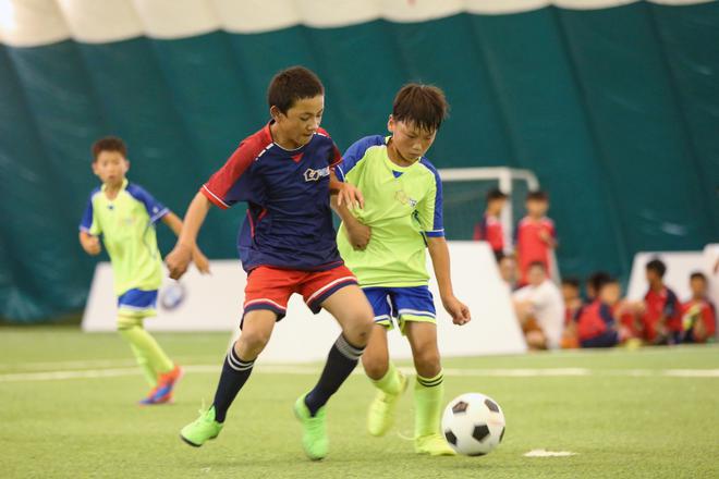 “BMW童悦之家”小球员在快乐足球夏令营中接受专业指导训练