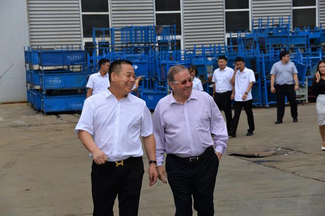 河北利达金属制品有限公司董事长林建立邀请英国蒂龙全球总裁、中国区董事长和其团队参观利达工厂。