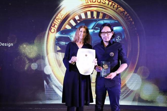 轩辕奖评审团成员、Eker Design前任首席设计师卡婷卡·冯德利佩(Katinka Von Der Lippe)为蔚来汽车外饰设计副总裁Juho颁奖