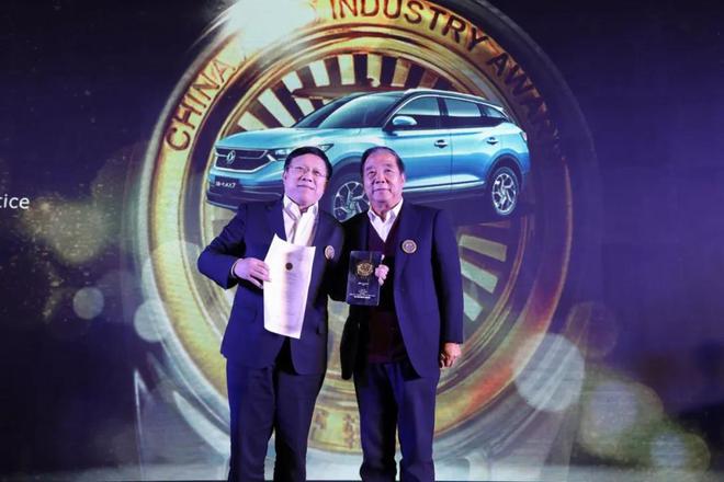 轩辕奖评审团成员、中国汽车工程学会名誉理事长付于武为东风汽车公司技术中心主任谈民强颁奖