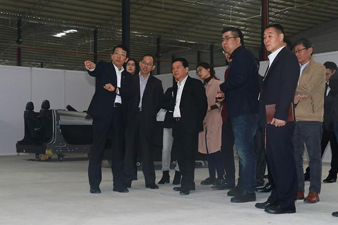 广汽集团董事长曾庆洪，总经理冯兴亚等对广汽蔚来首款车造型评审