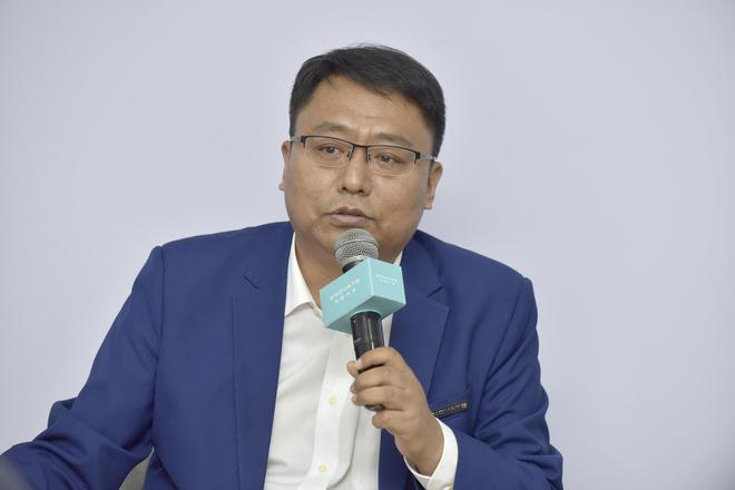 天际汽车首席技术官(CTO)牛胜福(博士)正在接受采访