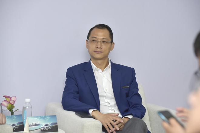 天际汽车首席营销官(CMO)向东平正在接受采访