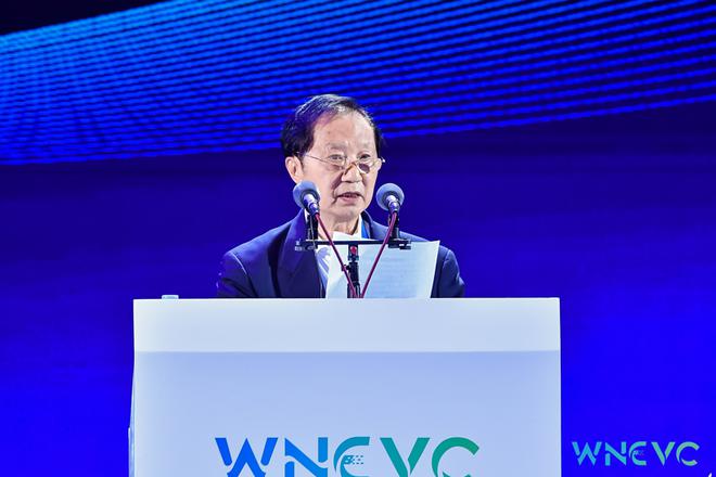 国务院发展研究中心原党组书记,中国电动汽车百人会理事长 陈清泰