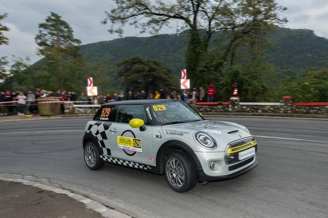 MINI COOPER SE纯电动版赛车罗马尼亚首秀 整车减重约150公斤