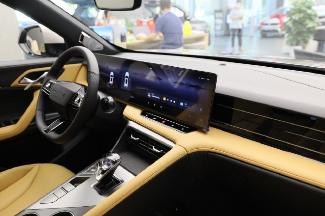 实拍第三代荣威RX5 实现全面进化