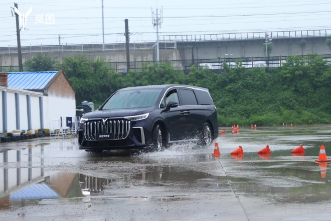 要豪华也要智能 场地试驾岚图梦想家