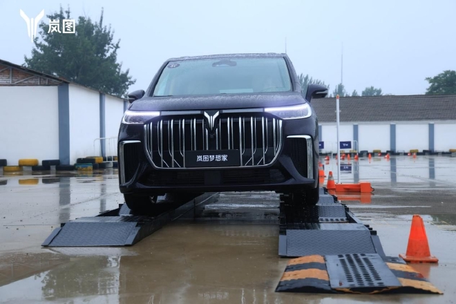 要豪华也要智能 场地试驾岚图梦想家