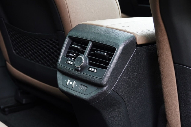 换装全新盾形狮标 实拍东风标致新5008终身荣耀限量版7座