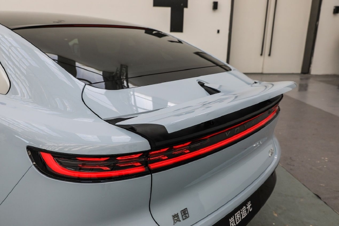 实拍岚图追光:岚图品牌的首款轿车