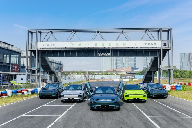 以智能论性能 赛道体验全新小鹏P7i
