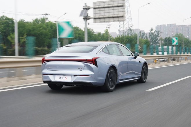 配置升级价格喜人 试驾2024款哪吒S 增程后驱1060版