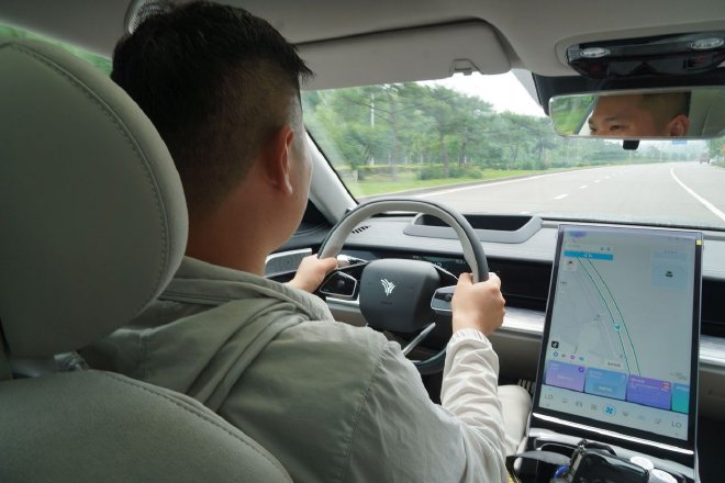 配置升级价格喜人 试驾2024款哪吒S 增程后驱1060版