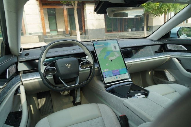 配置升级价格喜人 试驾2024款哪吒S 增程后驱1060版