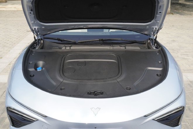 配置升级价格喜人 试驾2024款哪吒S 增程后驱1060版