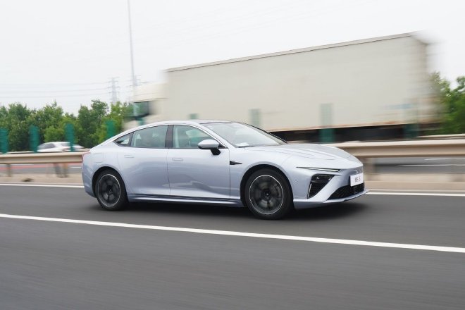 配置升级价格喜人 试驾2024款哪吒S 增程后驱1060版